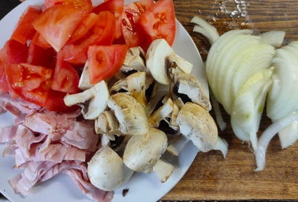 Фото шага рецепта Яичница с беконом луком помидором и грибами 175143 шаг 6  
