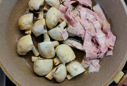Фото шага рецепта Яичница с беконом луком помидором и грибами 175143 шаг 8  