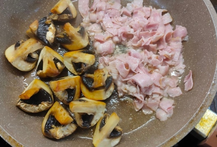 Фото шага рецепта Яичница с беконом луком помидором и грибами 175143 шаг 9  