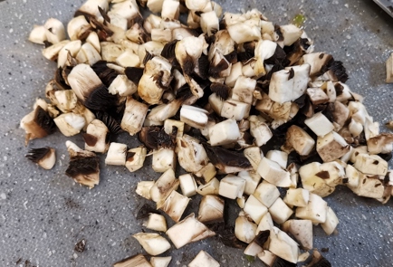 Фото шага рецепта Яичница с брынзой и грибами 173962 шаг 5  