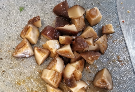 Фото шага рецепта Яичница с маринованными грибами 173714 шаг 9  