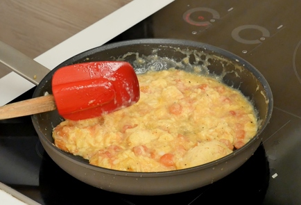 Фото шага рецепта Яичница с помидорами 136755 шаг 3  