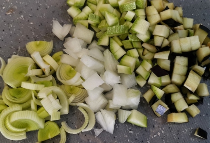 Фото шага рецепта Яичница с тремя видами лука и овощами 152335 шаг 2  