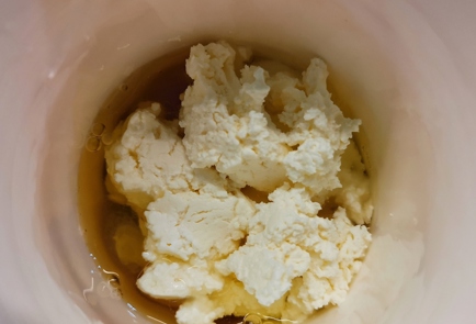 Фото шага рецепта Яичница с творожным сыром и горошком 152759 шаг 3  