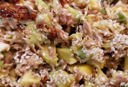 Фото шага рецепта Яичный салат с тунцом и авокадо 152751 шаг 10  