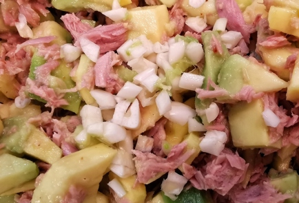 Фото шага рецепта Яичный салат с тунцом и авокадо 152751 шаг 5  