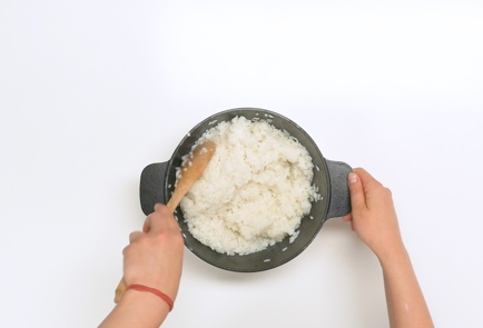 Фото шага рецепта Японские рисовые шарики с курицей и сельдереем 139181 шаг 2  