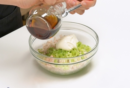 Фото шага рецепта Японские рисовые шарики с курицей и сельдереем 139181 шаг 3  