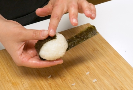 Фото шага рецепта Японские рисовые шарики с курицей и сельдереем 139181 шаг 5  