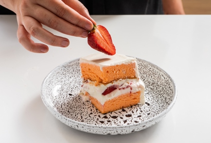 Фото шага рецепта Японский клубничный торт 151017 шаг 16  