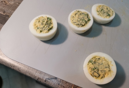 Фото шага рецепта Яйца фаршированные икрой и зеленью 186388 шаг 10  