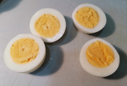 Фото шага рецепта Яйца фаршированные икрой и зеленью 186388 шаг 6  