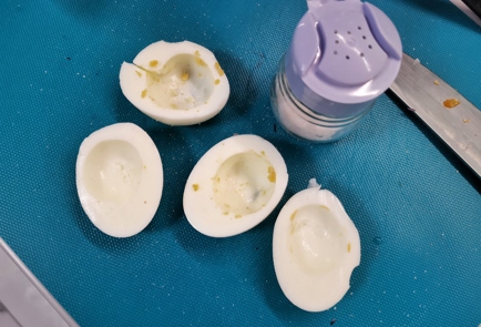 Фото шага рецепта Яйца фаршированные тунцом 140695 шаг 11  