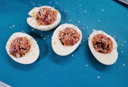Фото шага рецепта Яйца фаршированные тунцом 140695 шаг 13  