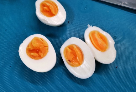 Фото шага рецепта Яйца фаршированные тунцом 140695 шаг 9  