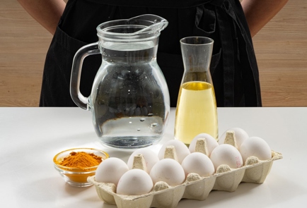 Фото шага рецепта Яйца крашенные в куркуме 173458 шаг 1  