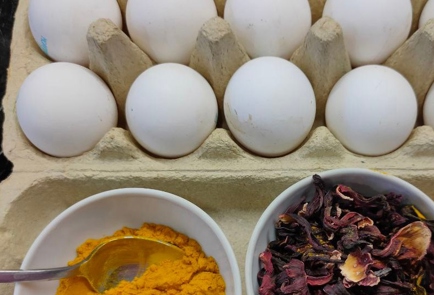 Фото шага рецепта Яйца окрашенные в красном вине 176229 шаг 1  