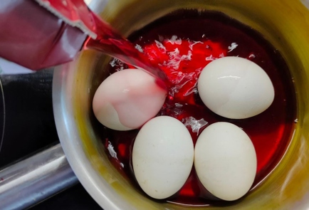Фото шага рецепта Яйца окрашенные в красном вине 176229 шаг 5  