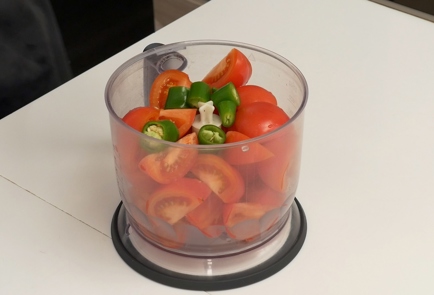 Фото шага рецепта Яйца пашот с томатным соусом и кинзой 31230 шаг 1  