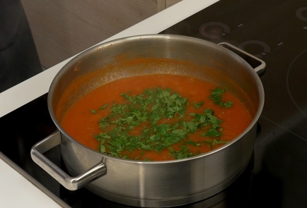 Фото шага рецепта Яйца пашот с томатным соусом и кинзой 31230 шаг 2  