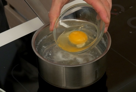 Фото шага рецепта Яйца пашот с томатным соусом и кинзой 31230 шаг 4  