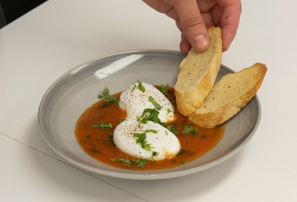 Фото шага рецепта Яйца пашот с томатным соусом и кинзой 31230 шаг 5  
