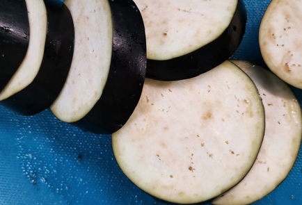 Фото шага рецепта Закуска из баклажана с сыром в духовке на решетке 152930 шаг 1  