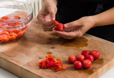Фото шага рецепта Закуска из маринованных помидоров с килькой 152631 шаг 3  