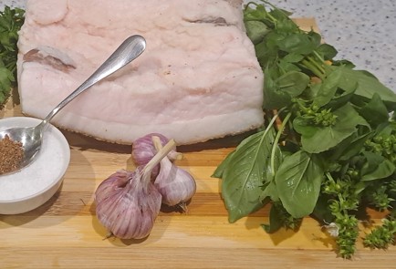 Фото шага рецепта Закусочное сало с зеленым базиликом 186697 шаг 1  