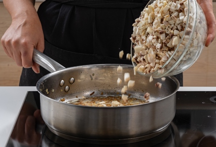 Фото шага рецепта Заливной пирог на кефире с картошкой и грибами 174916 шаг 3  