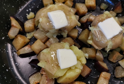 Фото шага рецепта Запеченный картофель с сыром и баклажанами 152350 шаг 4  