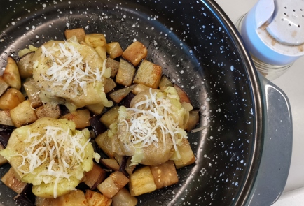 Фото шага рецепта Запеченный картофель с сыром и баклажанами 152350 шаг 6  