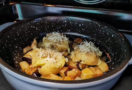 Фото шага рецепта Запеченный картофель с сыром и баклажанами 152350 шаг 7  