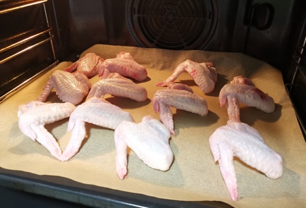 Фото шага рецепта Запеченные куриные крылья с соусом тартар 175529 шаг 1  