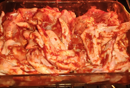 Фото шага рецепта Запеченные куриные крылья в сладкоостром соусе 137434 шаг 2  