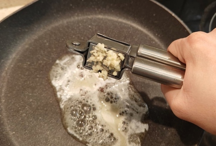 Фото шага рецепта Запеченный лосось с соусом из кокосового молока и шпината 175762 шаг 10  