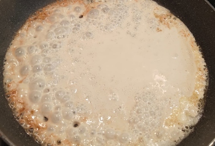Фото шага рецепта Запеченный лосось с соусом из кокосового молока и шпината 175762 шаг 11  