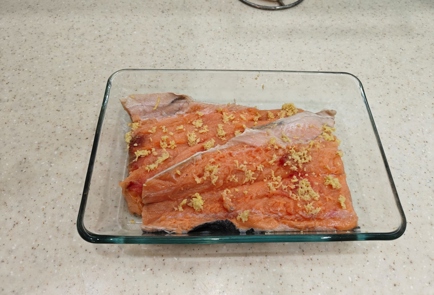 Фото шага рецепта Запеченный лосось с соусом из кокосового молока и шпината 175762 шаг 3  