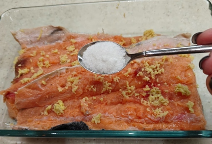 Фото шага рецепта Запеченный лосось с соусом из кокосового молока и шпината 175762 шаг 4  
