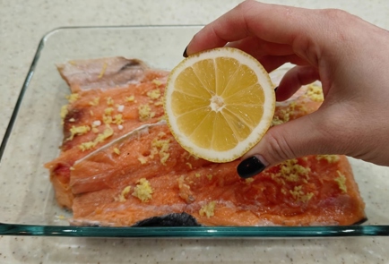 Фото шага рецепта Запеченный лосось с соусом из кокосового молока и шпината 175762 шаг 5  