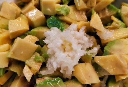Фото шага рецепта Зеленый салат с маслом расторопши 152933 шаг 4  
