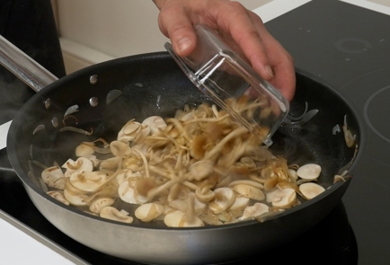 Фото шага рецепта Жареная картошка с грибами 139941 шаг 2  