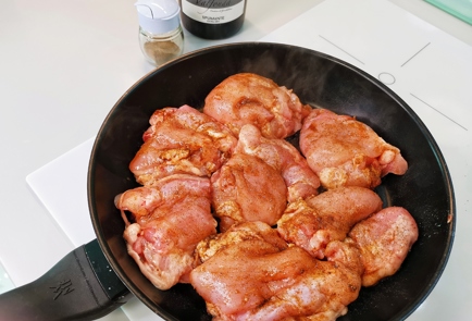Фото шага рецепта Жареное филе куриного бедра карримасала 151210 шаг 6  