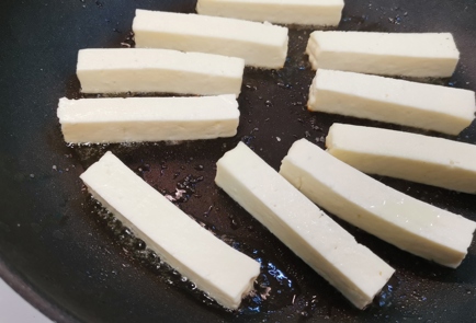 Фото шага рецепта Жареный адыгейский сыр с малиновым чатни 175383 шаг 7  