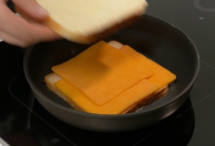Фото шага рецепта Жареный сэндвич с сыром 138987 шаг 2  