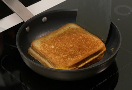 Фото шага рецепта Жареный сэндвич с сыром 138987 шаг 3  