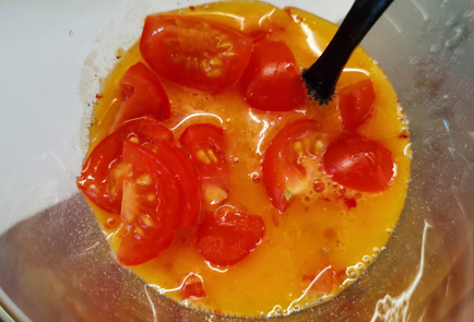 Фото шага рецепта Желтковый скрэмбл с сыром и помидорами 151996 шаг 3  