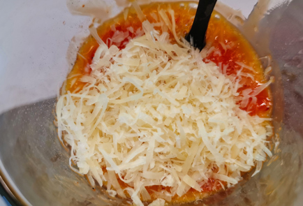 Фото шага рецепта Желтковый скрэмбл с сыром и помидорами 151996 шаг 4  