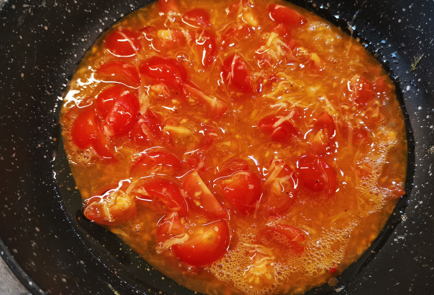 Фото шага рецепта Желтковый скрэмбл с сыром и помидорами 151996 шаг 5  