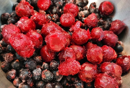 Фото шага рецепта Зимний морс из замороженных ягод 151285 шаг 3  